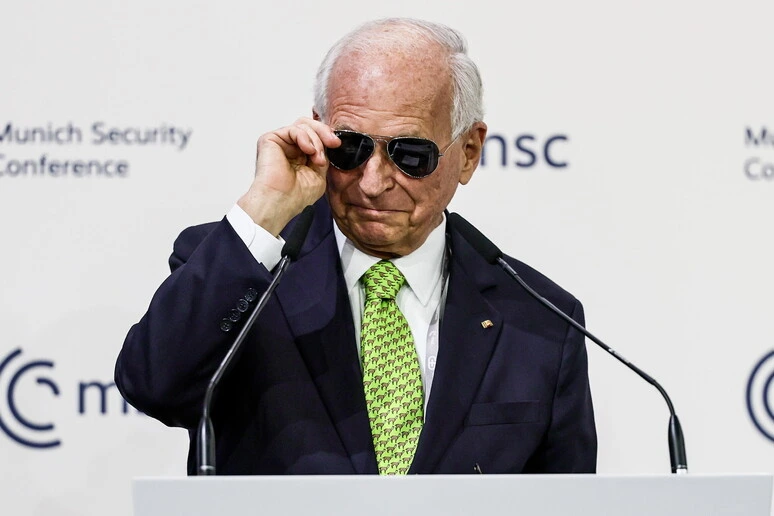Il presidente della Conferenza di Monaco ironizza su occhiali Macron. E li indossa