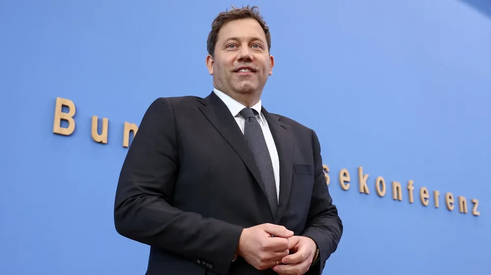 Lars Klingbeil verteidigt höhere Neuverschuldung