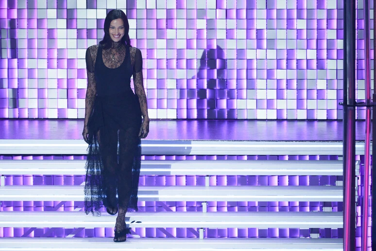 Irina Shayk applaudita a Sanremo: 'Carlo sono qui per te'