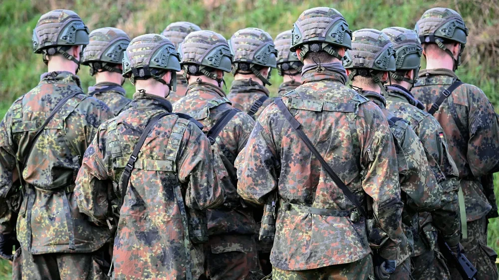 Männer bis 45 müssen längere Auslandsaufenthalte melden