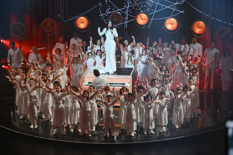 Heal the World, Pausini e il Piccolo Coro per 'un mondo senza guerre'
