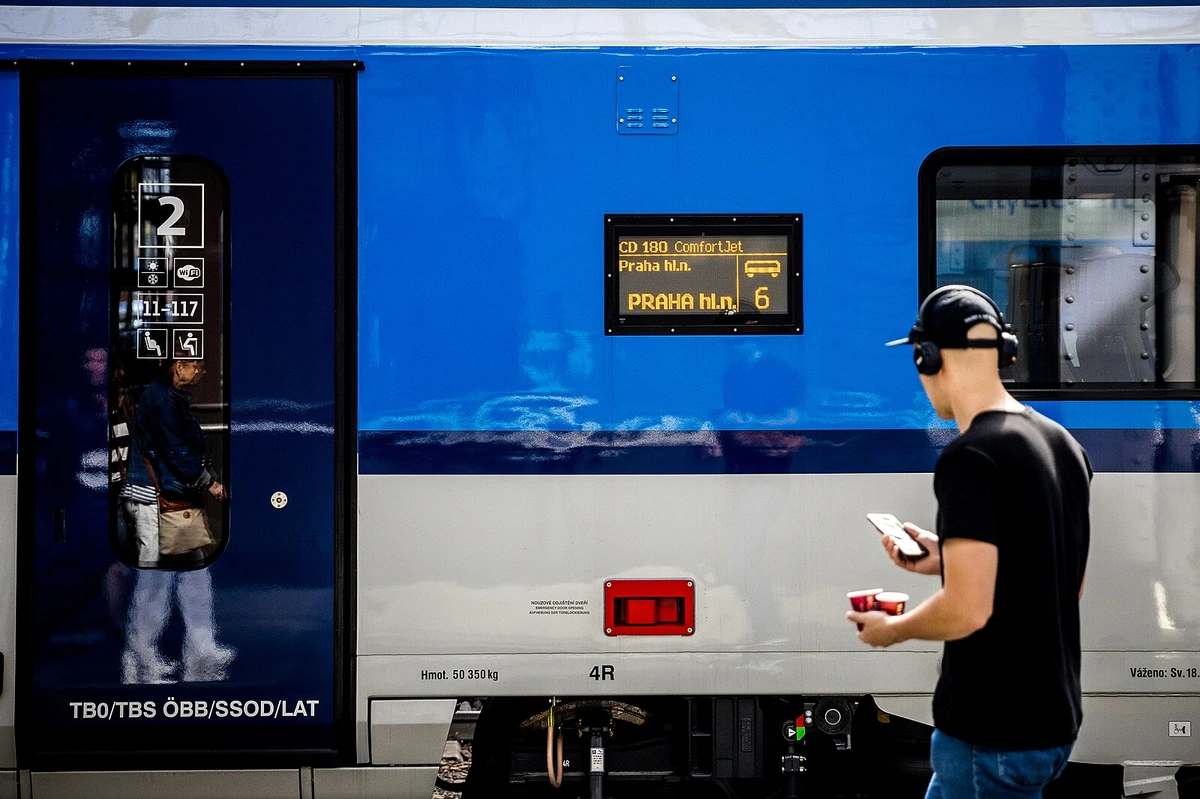 Bez klimatizace hodiny ve vlaku. Dráhy odkazují na německého dopravce