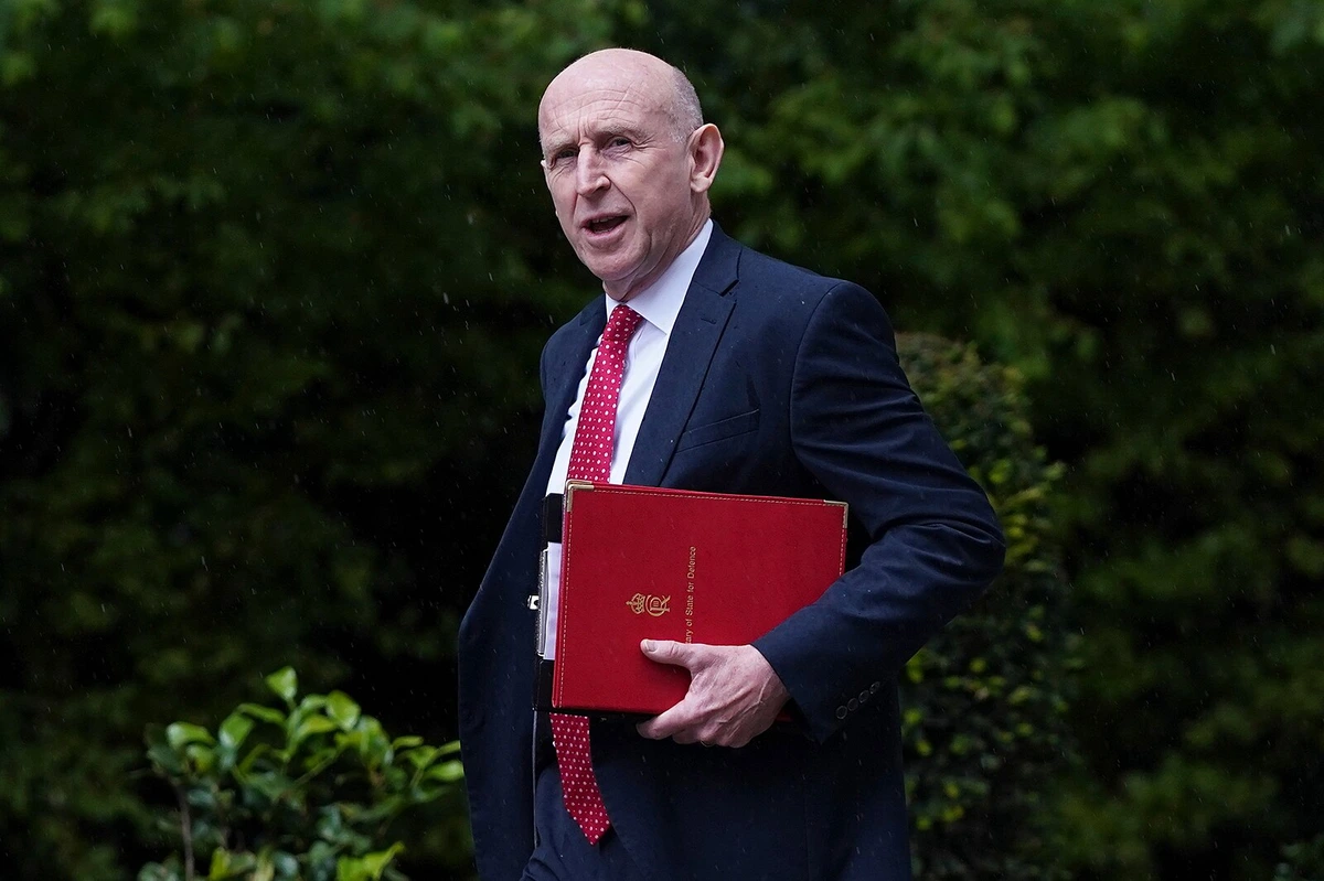 Britský ministr obrany rezignoval. Starmerovi vyčítá málo peněz na obranu