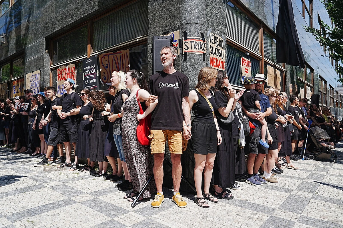 Čapek, Tyranie i minuta ticha. ČT a ČRo protestovaly proti změně financování