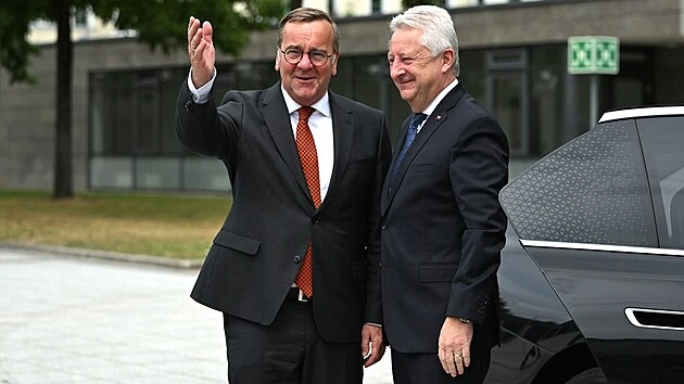 Zůnu pochválil Berlín za Ukrajinu. Nebude mít ministr obrany doma průšvih?