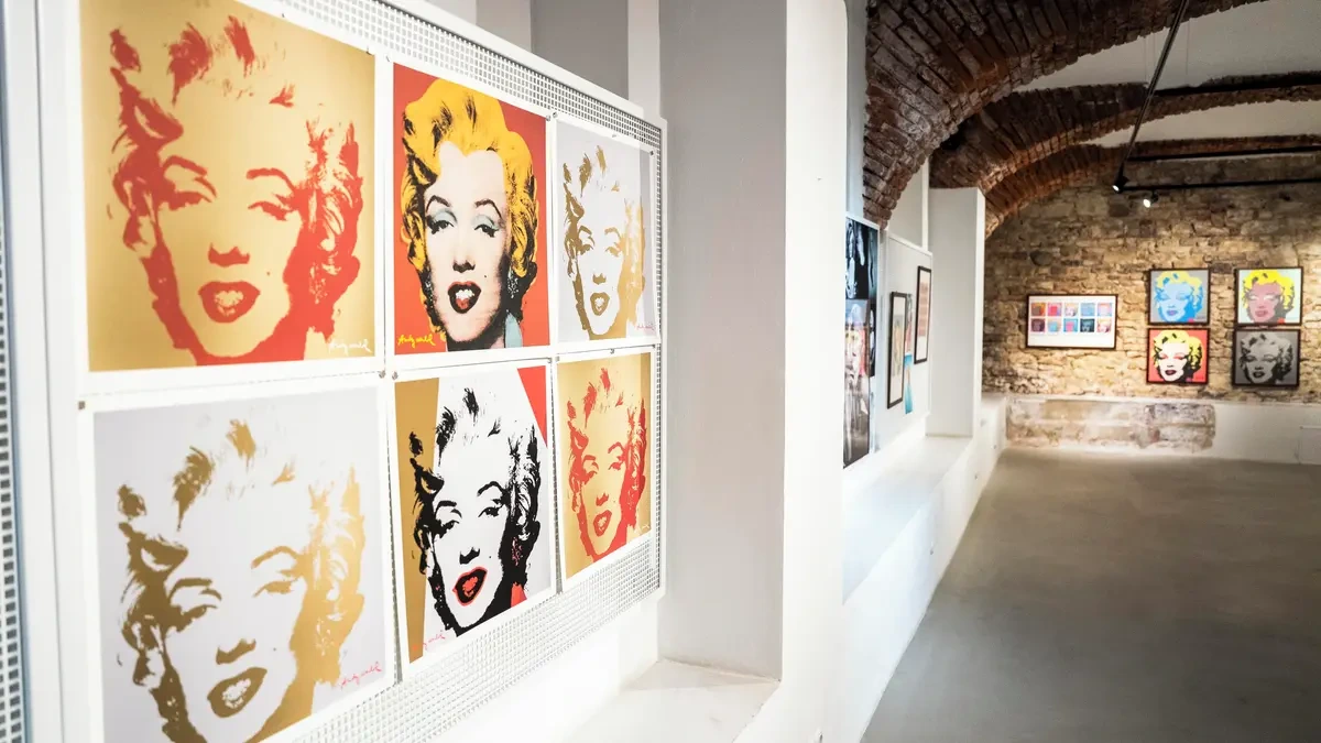 Život Marilyn Monroe ve dvou patrech. V Praze začala výstava ke stému výročí narození americké krásky - Novinky