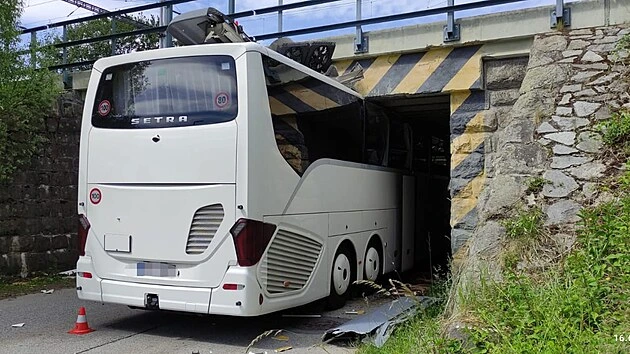 Autobus se nevešel pod viadukt. Zčásti přišel o střechu, na místě jsou zranění