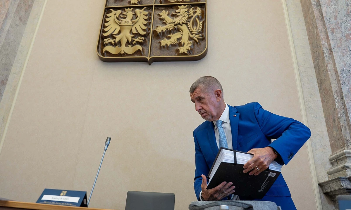 Vláda rozhoduje o delegaci na summit NATO. Když nevezme i Pavla, hrozí jí žaloba