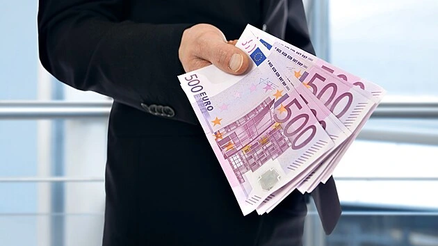 Hlavou proti zdi. Jeden argument pro přijetí eura nepřevažuje ostatní proti