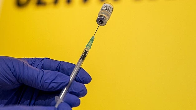 Pozůstalí po zemřelých kvůli očkování na covid mohou žádat náhradu, rozhodl soud