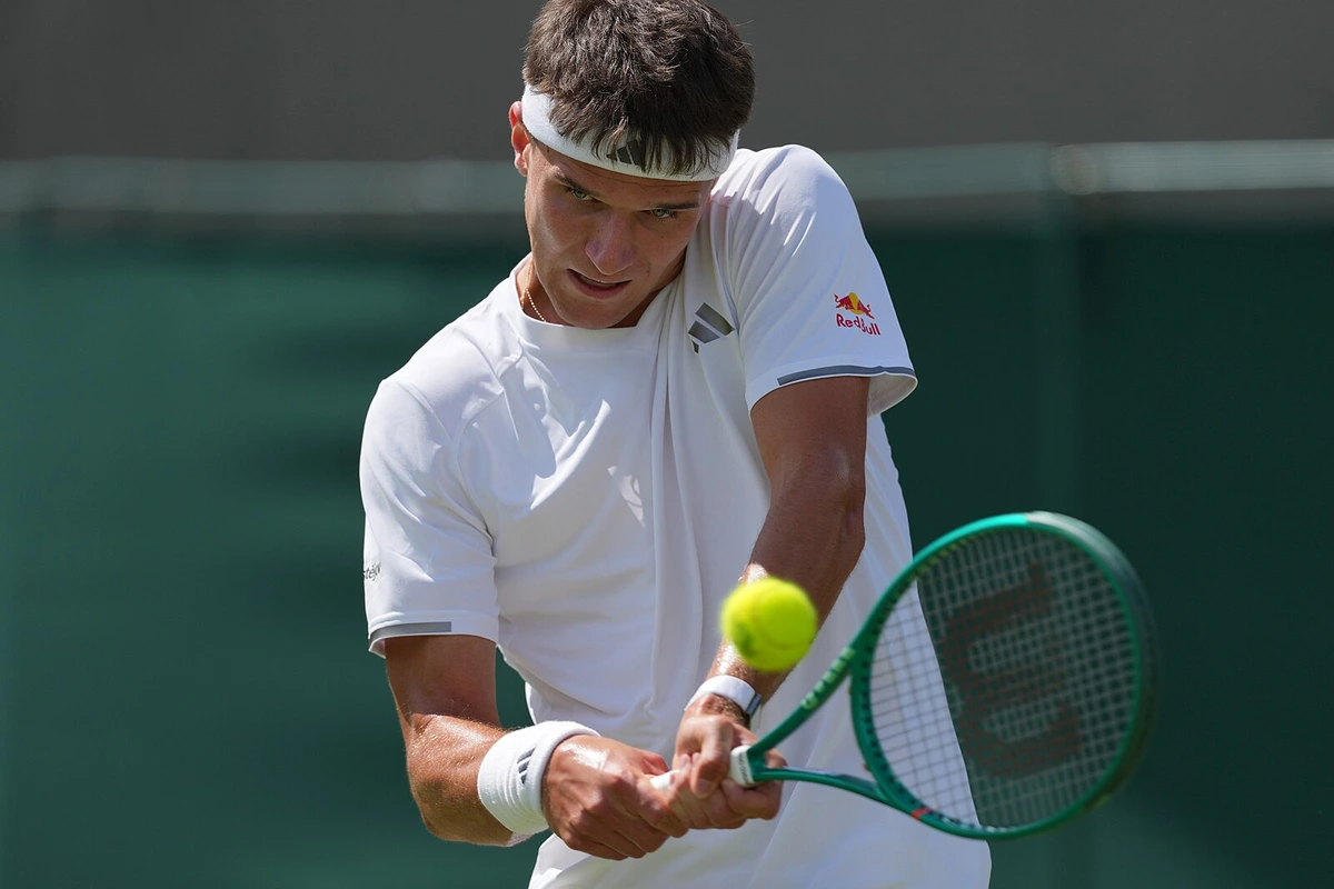 Wimbledon ONLINE: Menšík zvládl super tiebreak a zvítězil, hrají čtyři další Češi