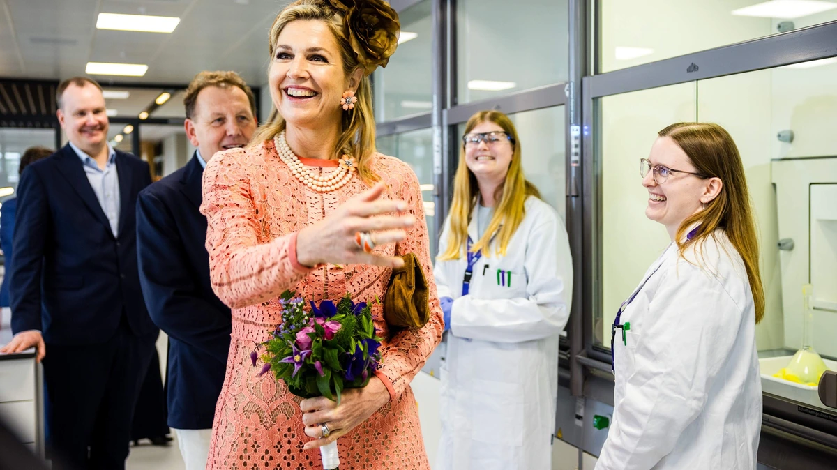 Máxima gecharmeerd van pasteltinten: met deze kleurencombinatie komt koningin goed weg