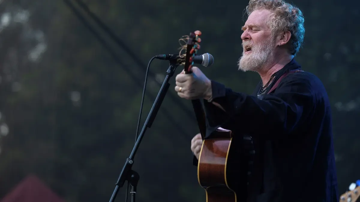 FOTO: Festival Slunovrat v Opavě ovládl Glen Hansard, letošní ročník byl tropický - Novinky