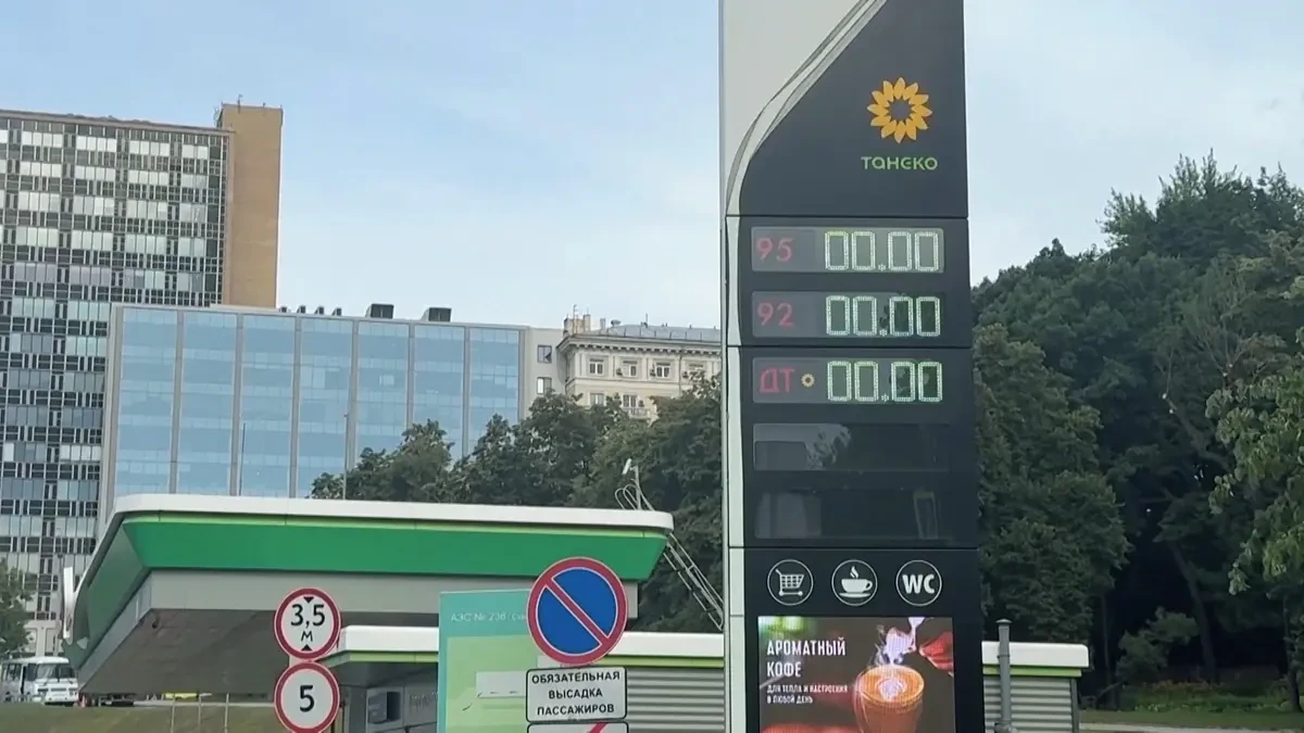 Část benzínek v Moskvě je na suchu, u zbylých se tvoří obří fronty - Novinky