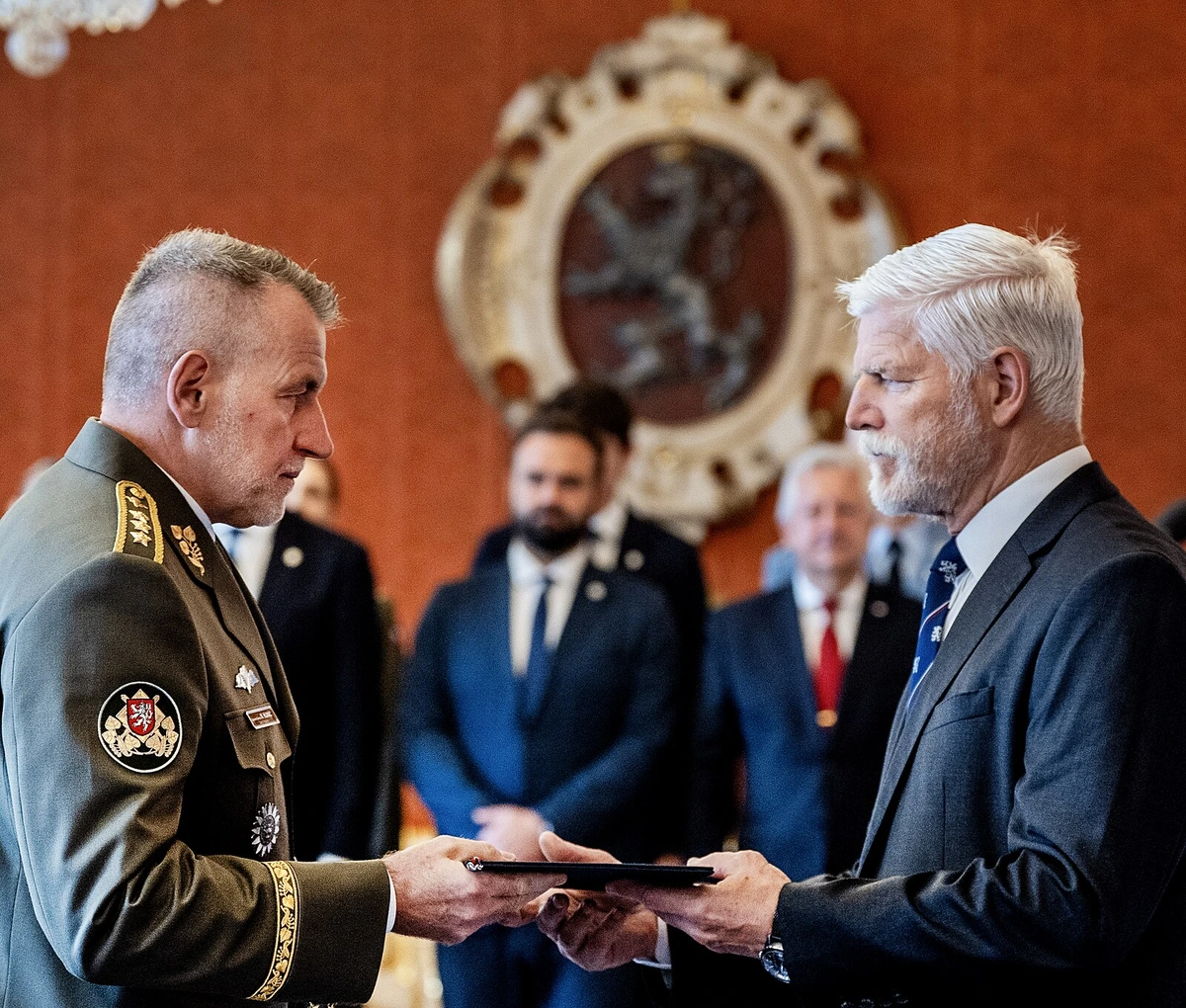 Pavel jmenoval Hlaváče náčelníkem generálního štábu. Řehka zvažuje i Senát