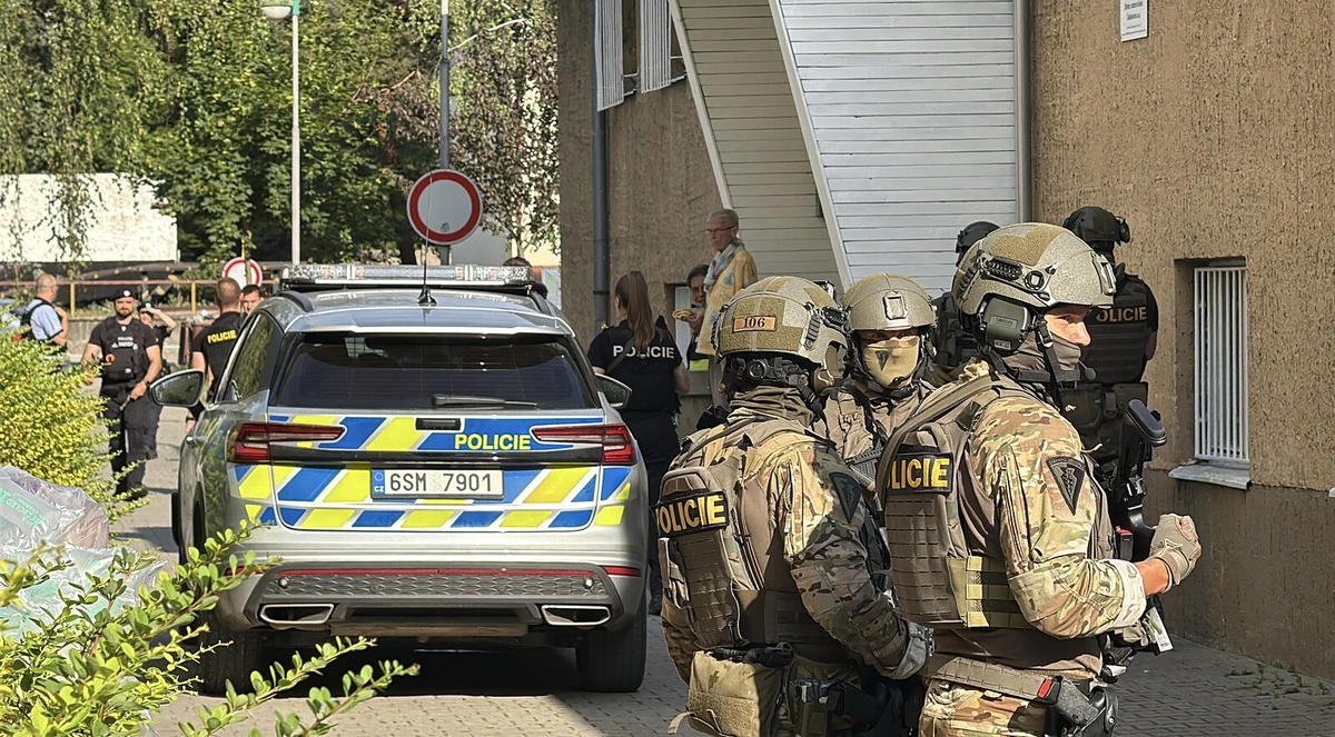 V Čelákovicích evakuovali školu, jezdí tu ozbrojený muž. Na místě je zásahovka