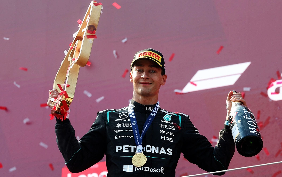 Russell na nejvyšším stupínku, druhý dojel Verstappen. Ferrari se v Rakousku nedařilo