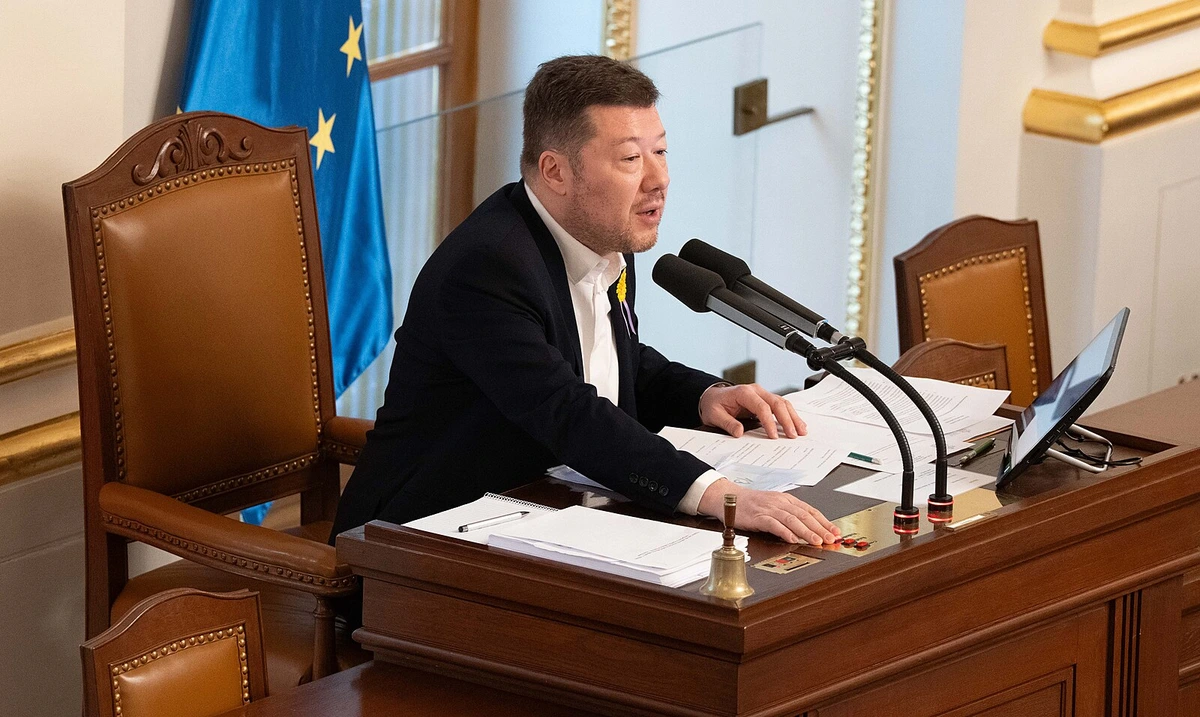Okamurův pád nic nezastaví. Protestní stranu nelze z dobře placených pozic ani předstírat