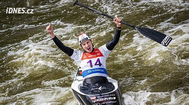 Mám stříbro, nebo šťouch? přemítala Satková. Sestra pro ni zaklínala vodu