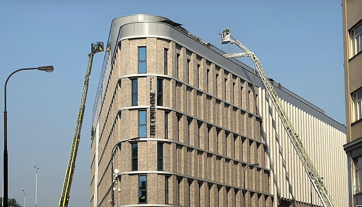 V centru Prahy hořel hotel. Lidé se evakuovali, policie uzavřela okolní ulice