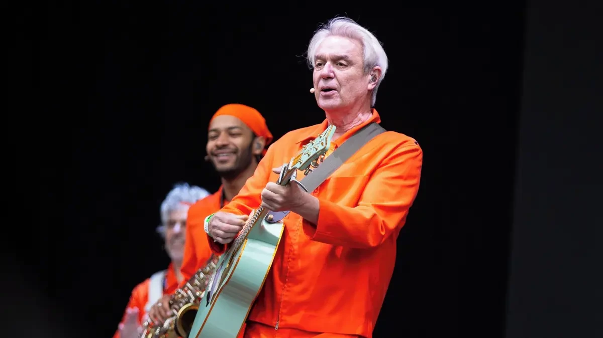 RECENZE: Láska a laskavost jako forma odporu. David Byrne nabídl optimistický koncert - Novinky