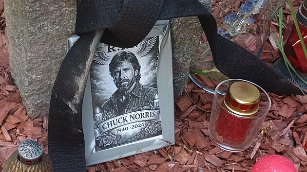 Chuck Norris má kousek od Slavie svůj pomníček. Postavil si ho sám, žertují lidé