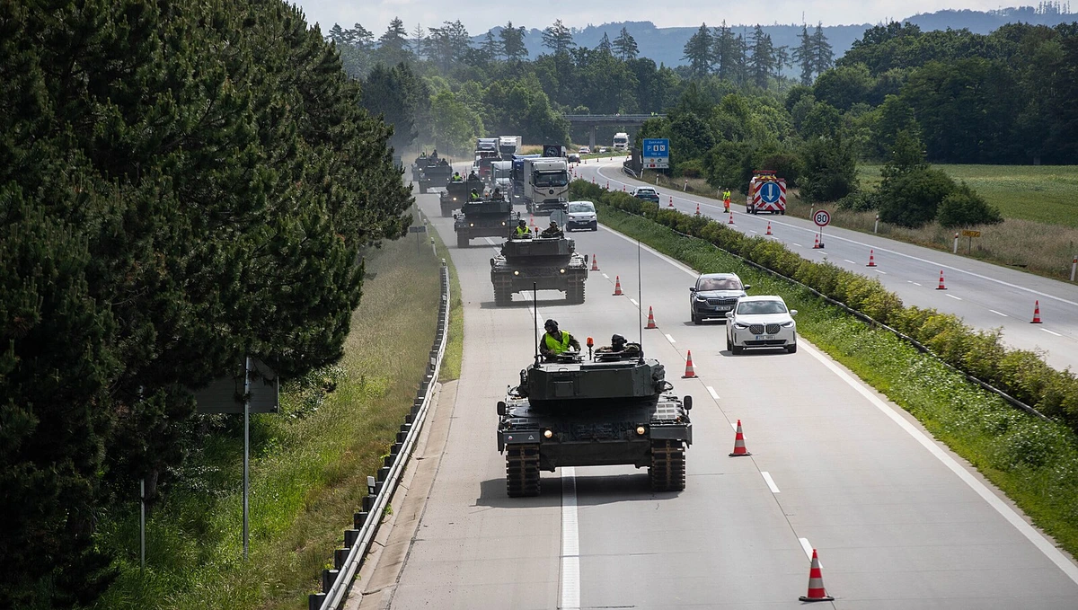 Po D35 pendlovaly tanky Leopard. Mnozí řidiči si je za jízdy natáčeli na mobil