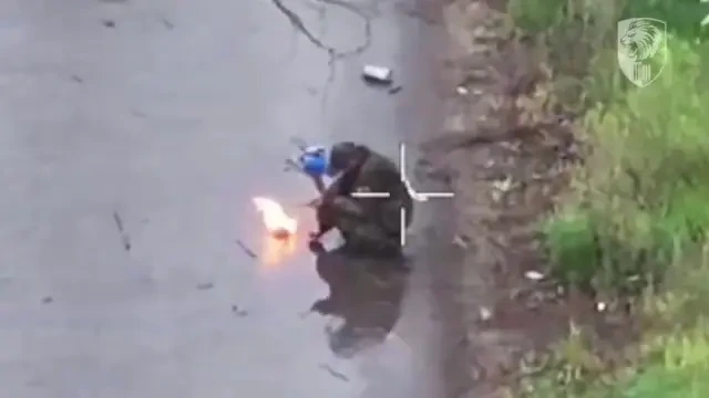 Promrzlý ruský voják si přitápěl troskami ukrajinského dronu. Nedopadl dobře - Novinky