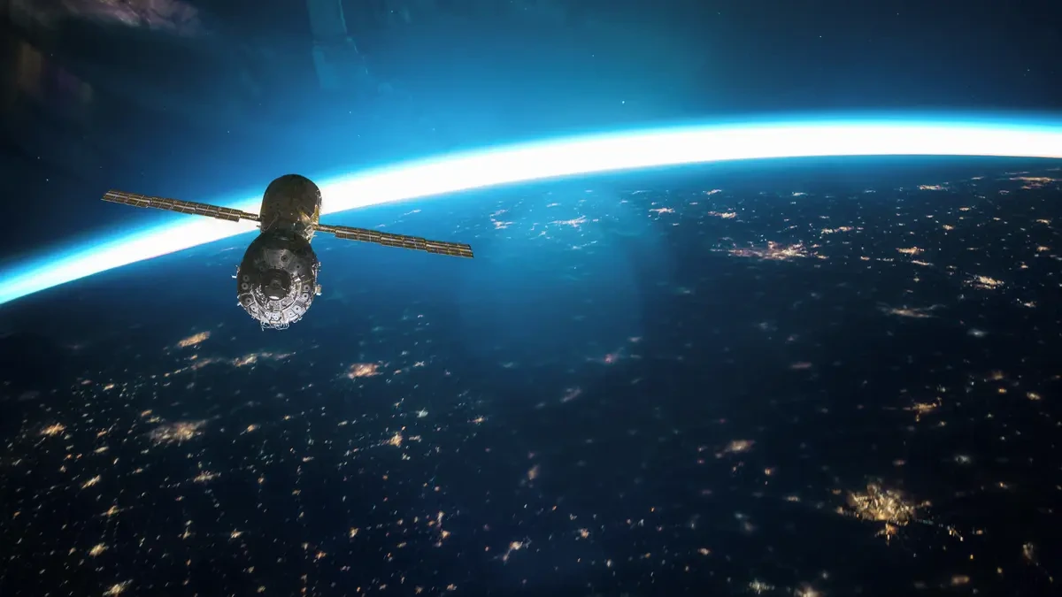 Ruské družice v hejnu naháněly na oběžné dráze západní satelit