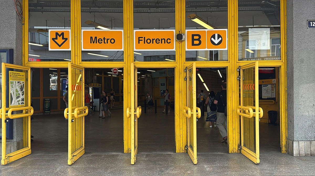 Část linky metra C nejezdí, na Florenci spadl muž do kolejiště