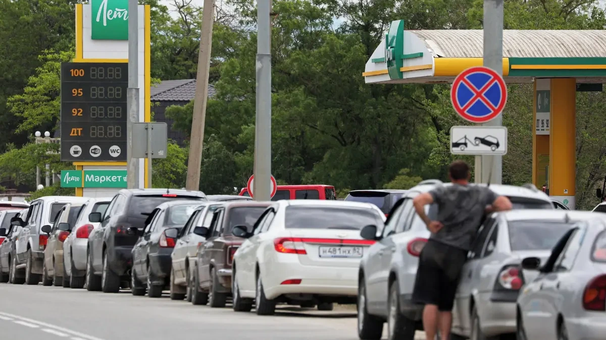 Musím koupit koně. Na Krymu se stojí ve frontě na benzín až deset hodin - Novinky