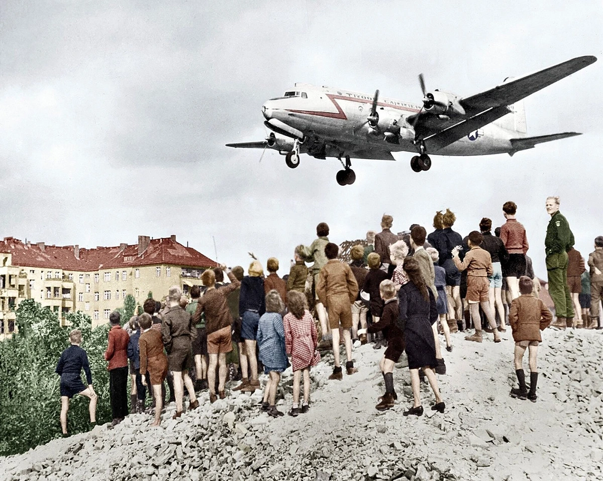 Jak uživit zablokovaný Berlín. Město udržel při životě obří letecký most