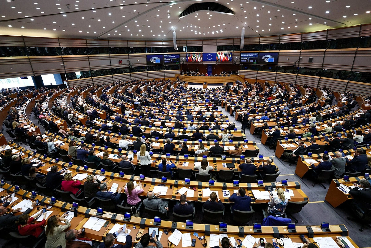 Evropský parlament schválil návrh, který usnadní deportace nelegálních migrantů
