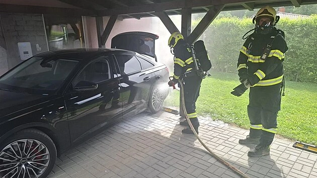 Z přehřáté baterie hybridu stoupal toxický kouř. Hasiči auto hlídali dva dny v kuse