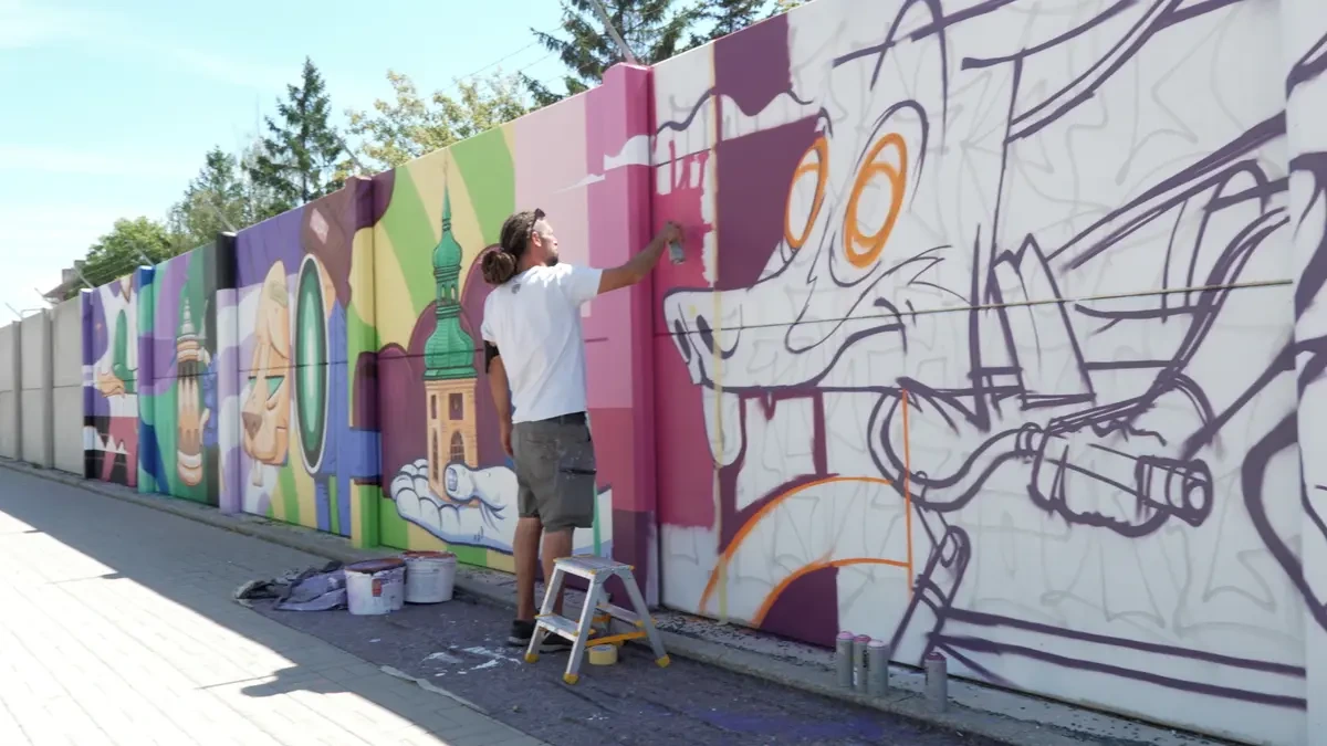Prázdná zeď na Ruzyni se mění ve street art galerii. Na muralu pracuje 30 umělců - Novinky