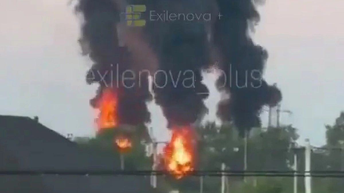 Zase ty trosky. Ukrajinci zničili Rusům ropný sklad, Sevastopol je dál bez proudu