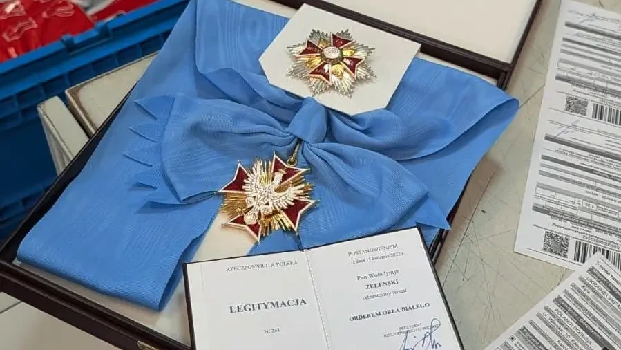 Zelenskyj vrátil Nawrockému vyznamenání v poštovním balíku - Novinky