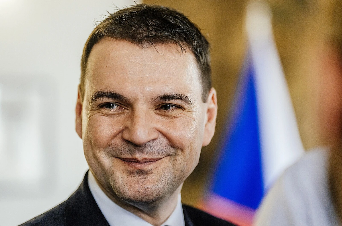 Delegaci na summit NATO povede Babiš, řekl Macinka. V debatě urážel Pavla