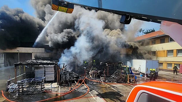 V Suchdole hořela truhlárna a sklad, záchranáři ošetřili sedm hasičů