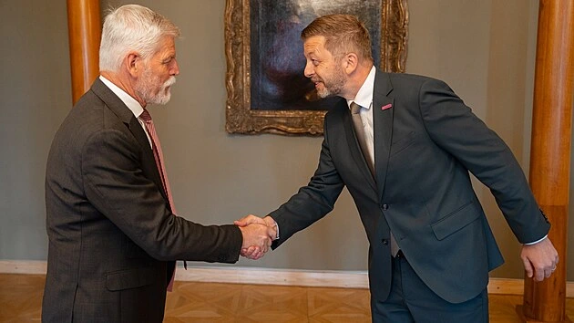 Vít Rakušan šikovně využil hradní orloj, prezident spíš činí dojem fešné rekvizity