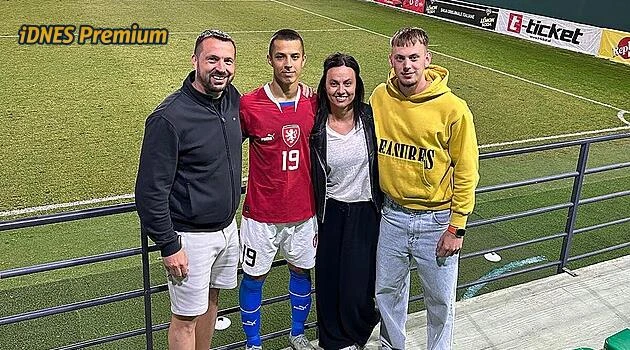 Jezdí metrem, žije jako normální kluk. Sláva ho nezmění, věří Sochůrkův otec