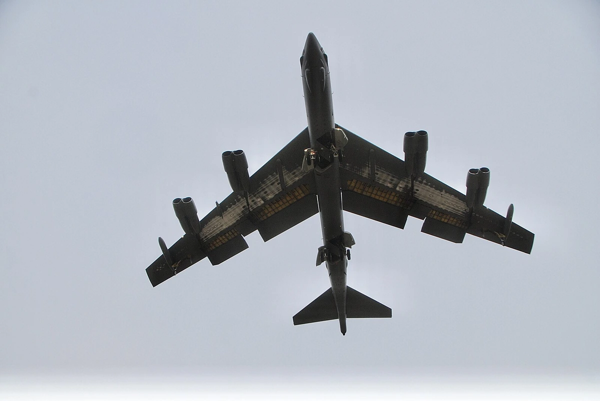 V Kalifornii havaroval strategický bombardér B-52, zahynula zřejmě celá posádka