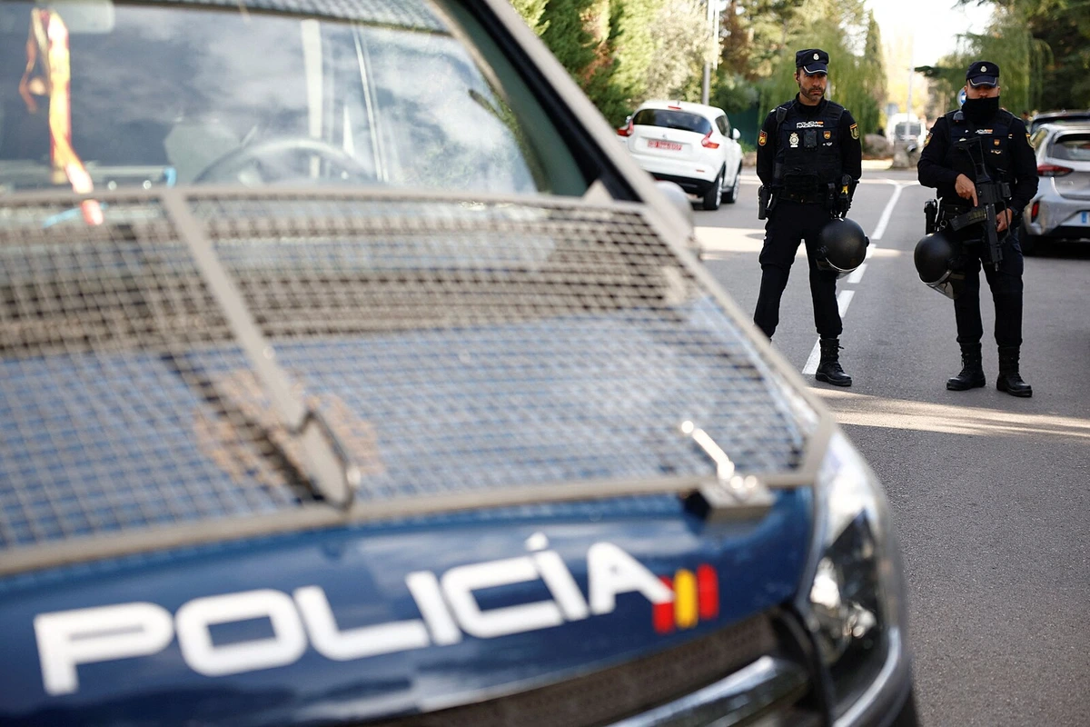 Španělská policie zadržela muže kvůli dovozu zakázaných zbraní, nakupoval je v Česku