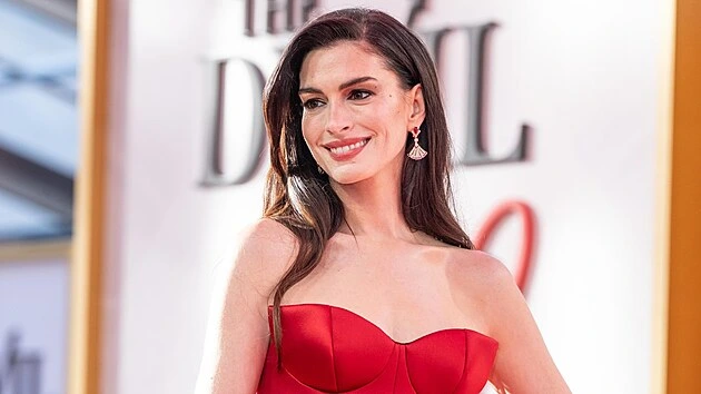 Anne Hathaway je ve 43 letech potřetí těhotná, novinku oznámila na Instagramu