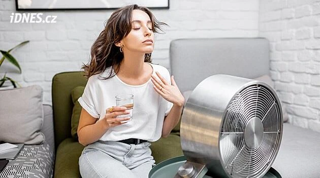 Vedro sužuje lidi v kancelářích i továrnách. Kdy se krátí směna a kdy stačí jen voda