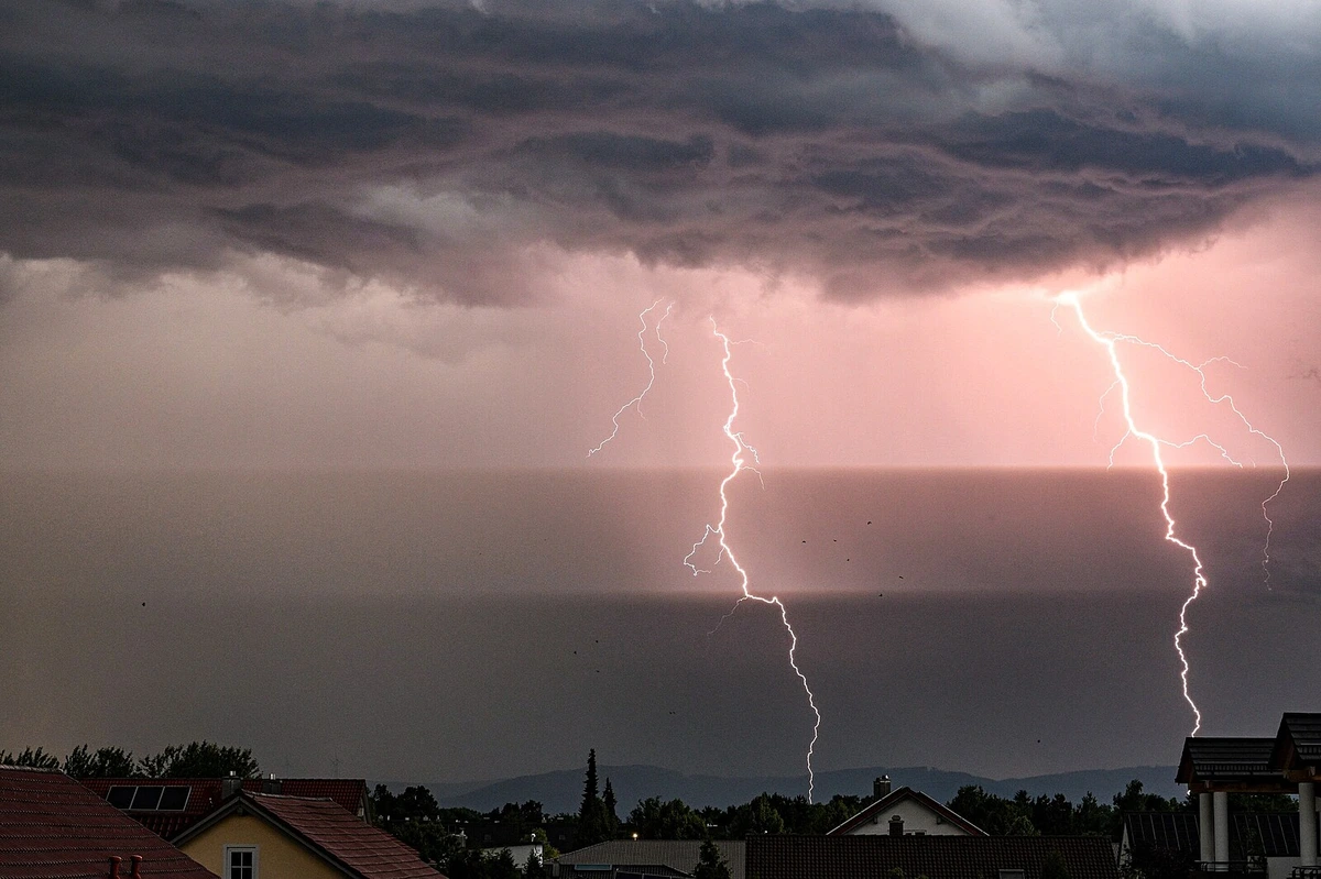 Českem se přehnaly bouřky. Poškozená trolej zastavila železnici z Chebu do Plzně