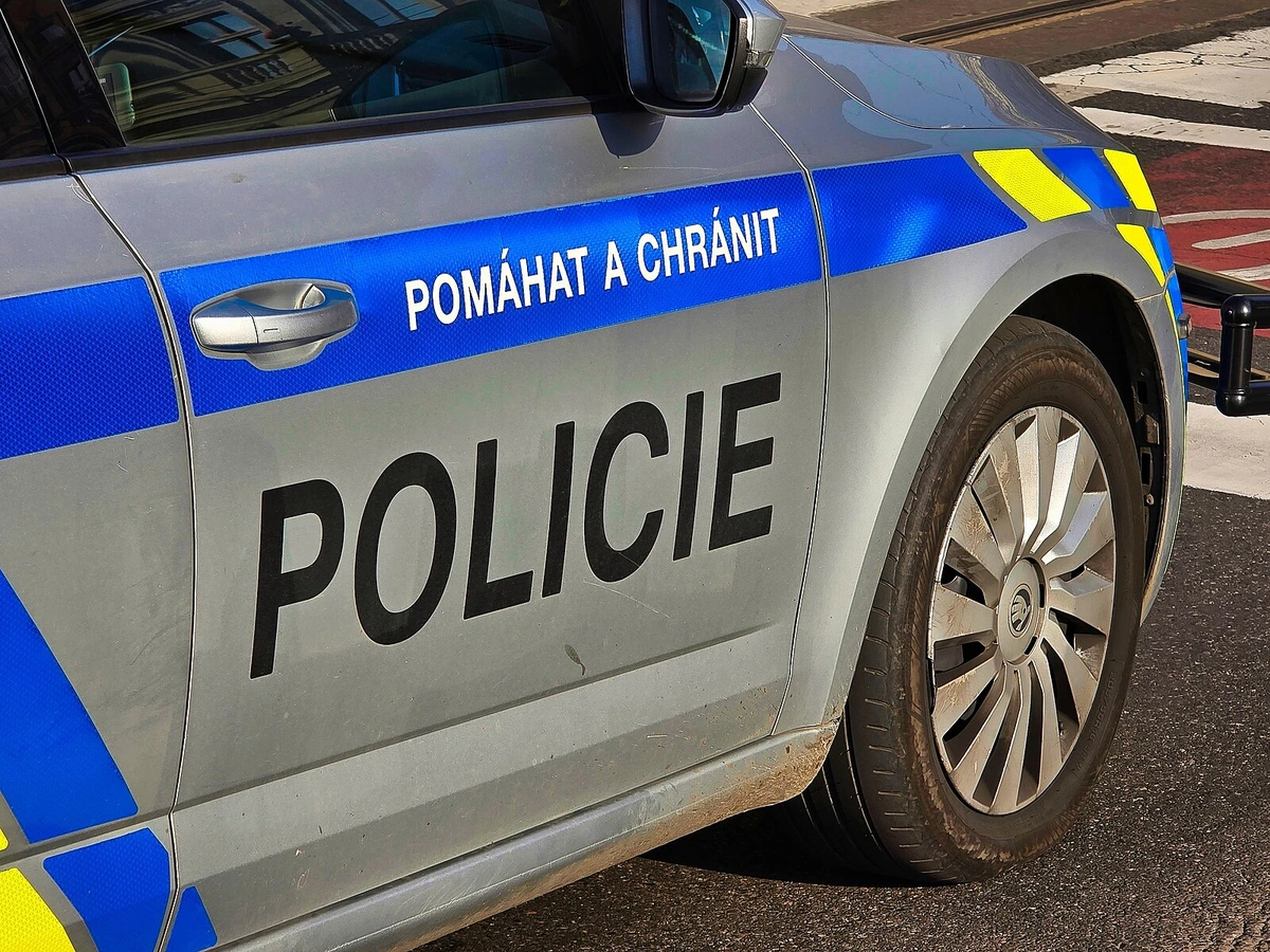 V panelovém domě na Karlovarsku došlo k výbuchu. Na místě zasahuje vrtulník