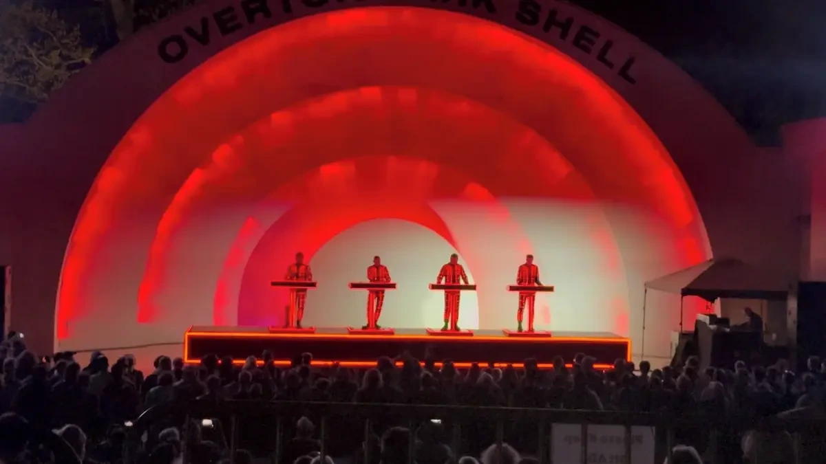 Písnička Radioactivity od kapely Kraftwerk slaví padesát let. Zazní i v pražském Foru Karlín - Novinky