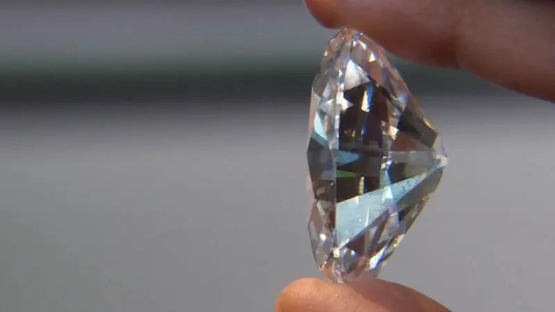 Po zlatě přišly diamanty. Kreml prodává, co může - Novinky