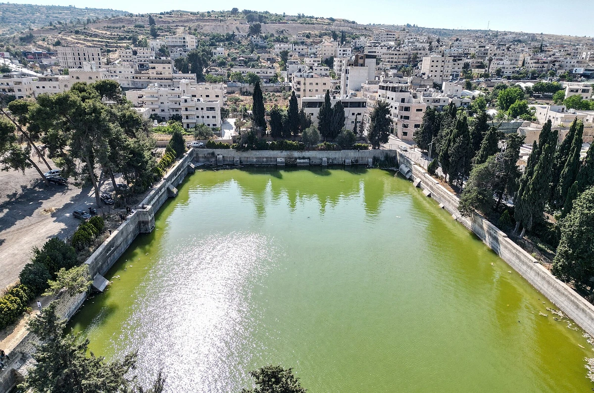 „Tohle je naše země.“ Izrael chce zabavit Palestincům historické vodní nádrže